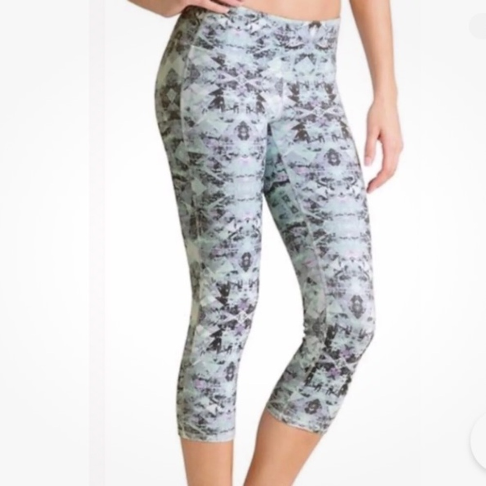 ATHLETA Cosmic Chaturanga
Cropped Activewear Leggings
Multicolor Size Small